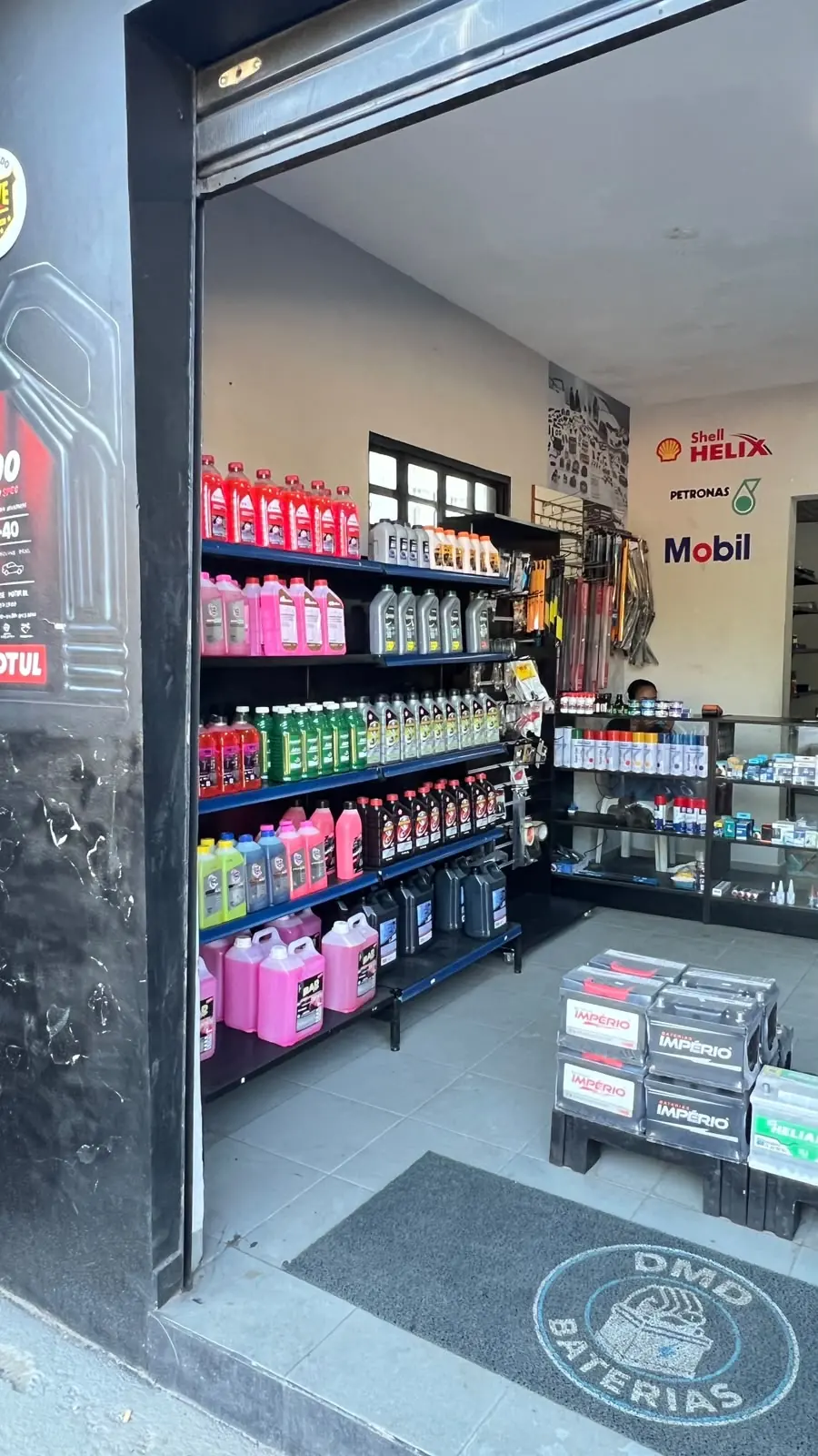 Interior da loja DMD com produtos automotivos